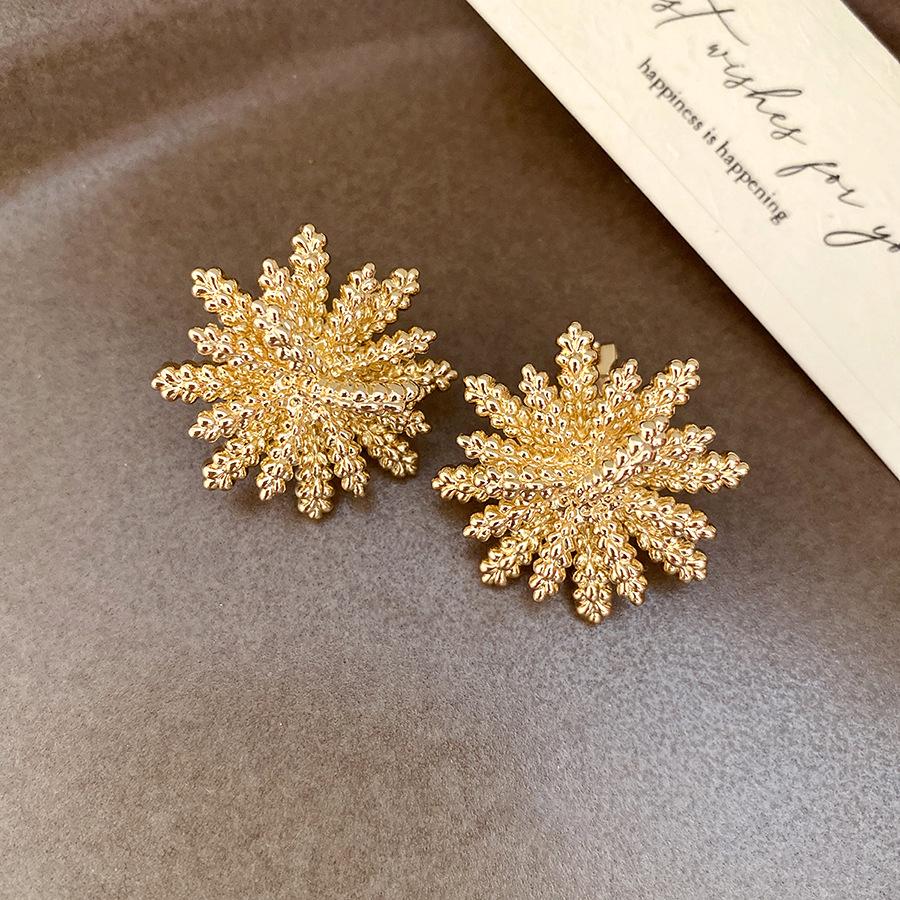 

K real gold electroplated flower fashion ear clips European and American retro personality temperament earrings light luxury high-end earrings women