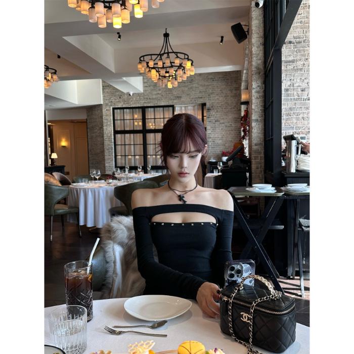 

Женский облегающий черный топ из вискозы с открытыми плечами, с длинными рукавами и ажурным дизайном Small чёрный