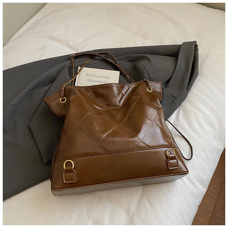 

Large capacity diamond tote bag women s 2025 new retro oil wax leather chain shoulder bag commuter messenger bag tide