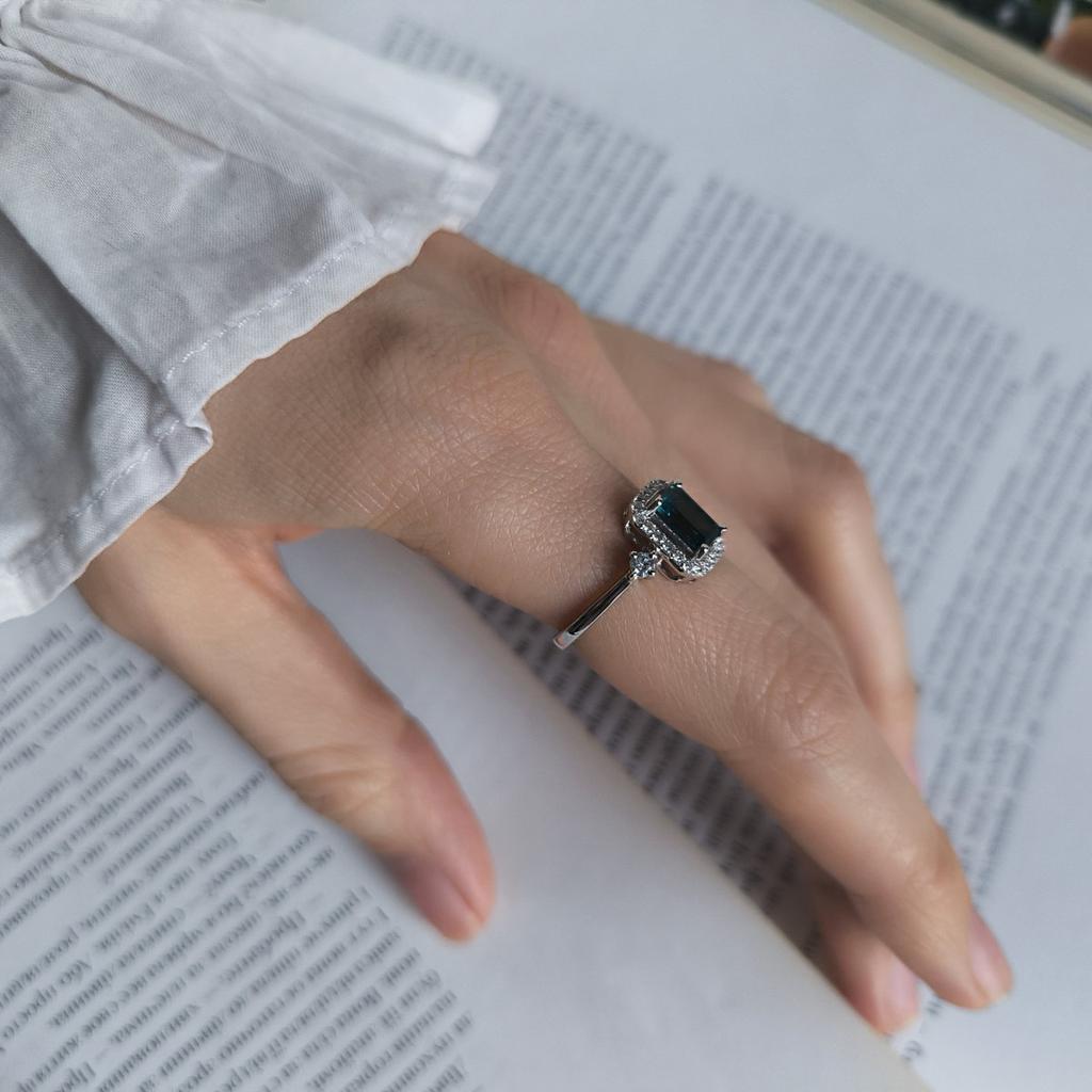 Серебряное кольцо с топазом Лондон Блю, вес изделия 2,37 гр (2204855)
