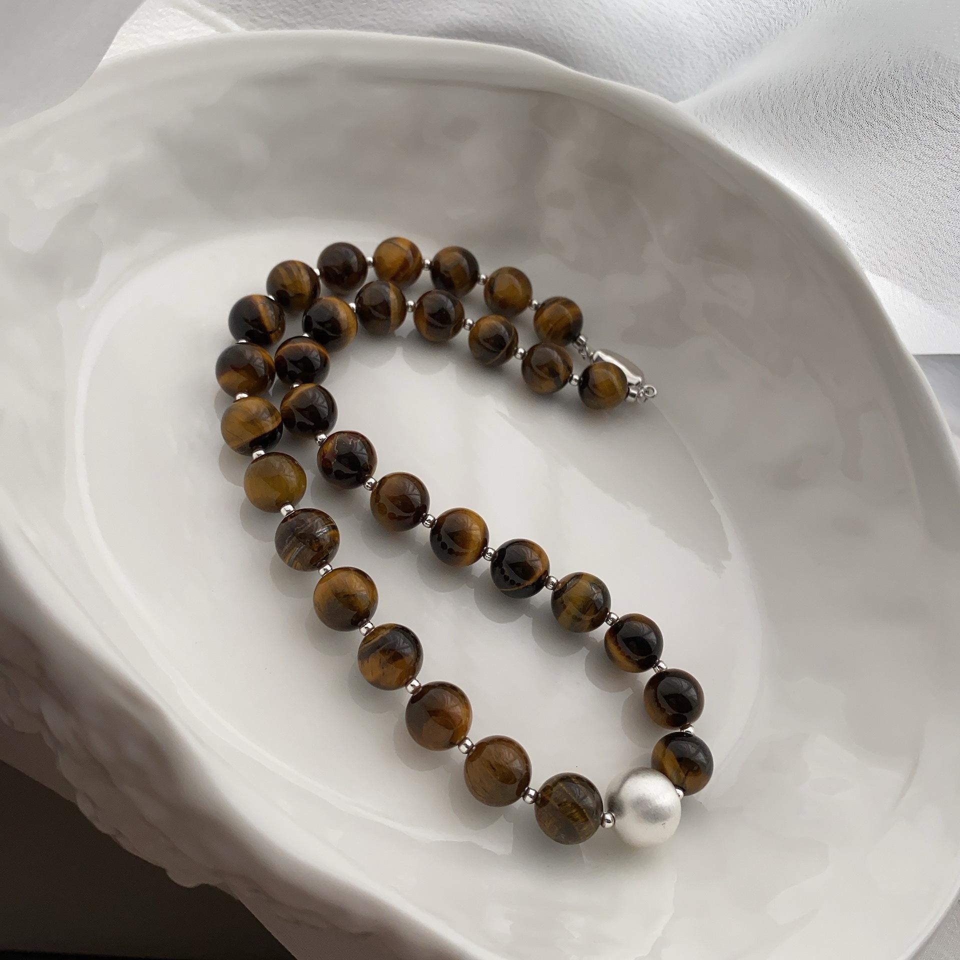 20 Бусин из Тигрового Глаза Ожерелье Женское Французская Высококачественная Медная Застежка-Слиток Дизайн Характера Универсальное Ожерелье