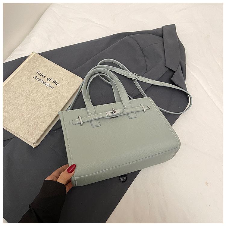 Niche portable small square bag women's new fashion versatile simple shoulder bag casual commuter messenger bag