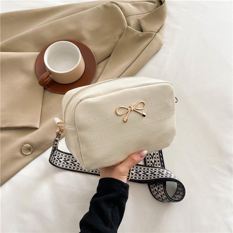 

Милая повседневная наплечная подмышечная сумка 2025 новая простая однотонная сумка-мессенджер с бантом персонализированная маленькая квадратная сумка