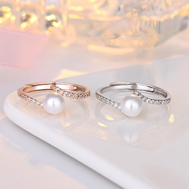 Anello Estivo di Perle d'Acqua Dolce: Design alla moda giapponese di lusso leggero per donne, perfetto per essere indossato sull'indice o sul mignolo.