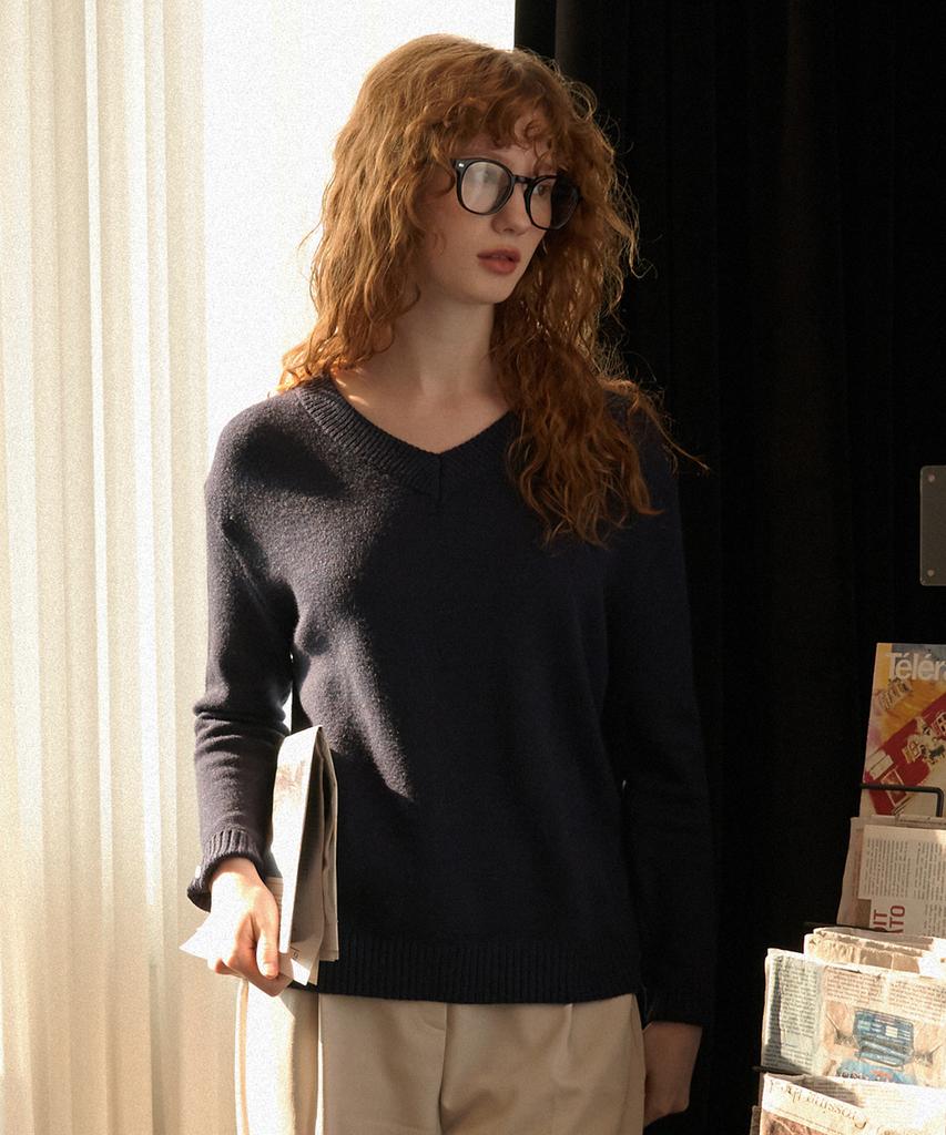 LAMARO Aile Button Point Soft V-Neck Knit (Navy)