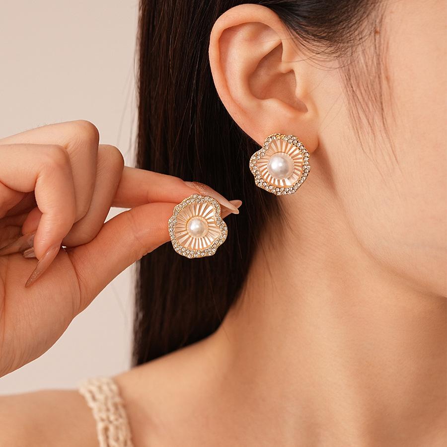 Spray paint with diamonds imitation pearl ruffle edge silver needle earrings fashion temperament earrings