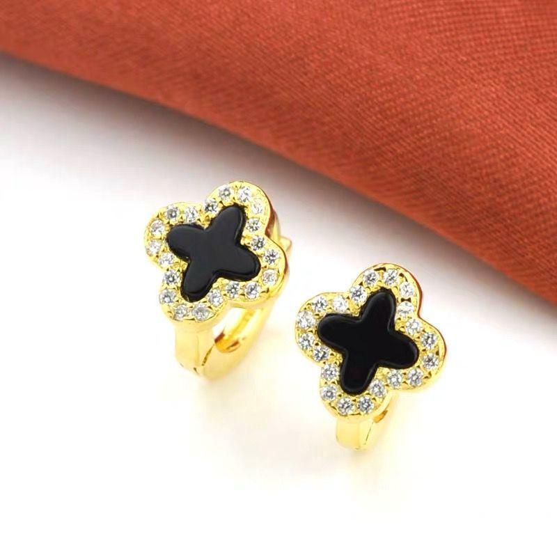 

Высококачественные серьги с четырехлистным клевером, простые, темпераментные, индивидуальные, новые серьги, женские, пожилые, с чувством жемчуга, серьги с пряжкой золотой