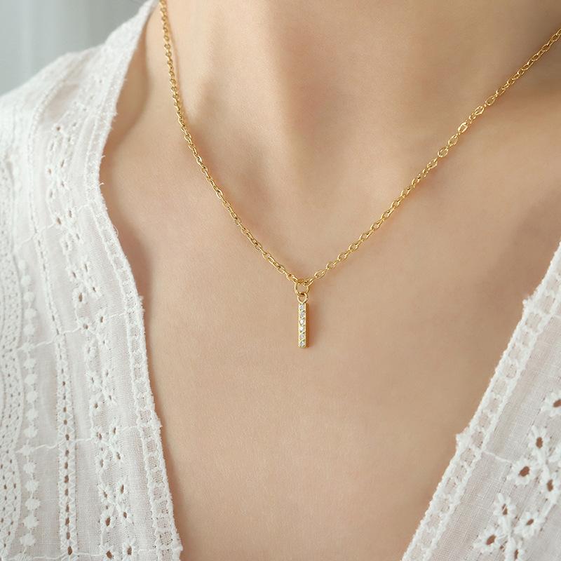 Fashion Trend Blogger με το ίδιο κολιέ με 26 γράμματα διαμαντένιο κρεμαστό κολιέ από τιτάνιο ατσάλι με επίχρυση αλυσίδα αξεσουάρ κλείδας