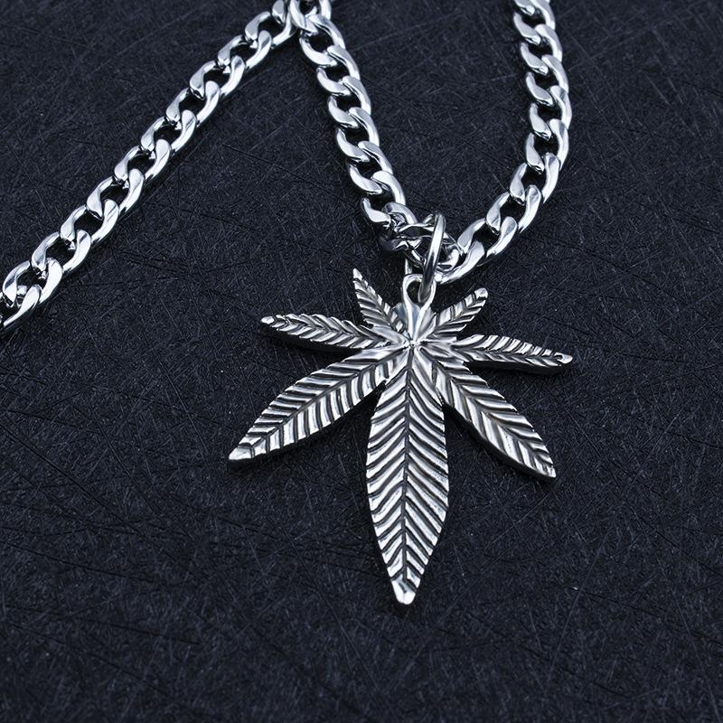 Retro Titanium Steel Necklace for Men, Korean Version, Trendy, Minimalist Maple Leaf Pendant for Women