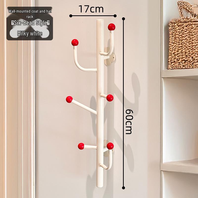 Nástěnný vertikální organizér na oblečení a klobouky.