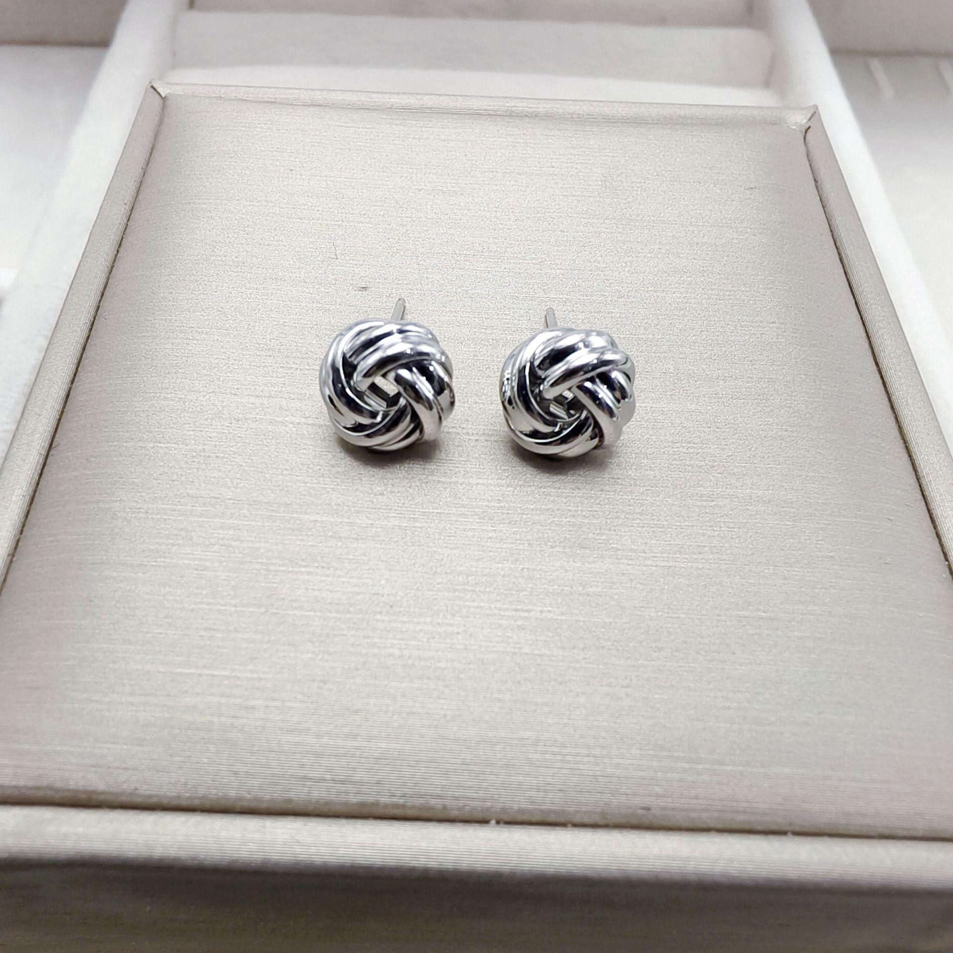 

Европейско-американские геометрические серьги-кольца с закруткой – Стильные, многослойные и универсальные