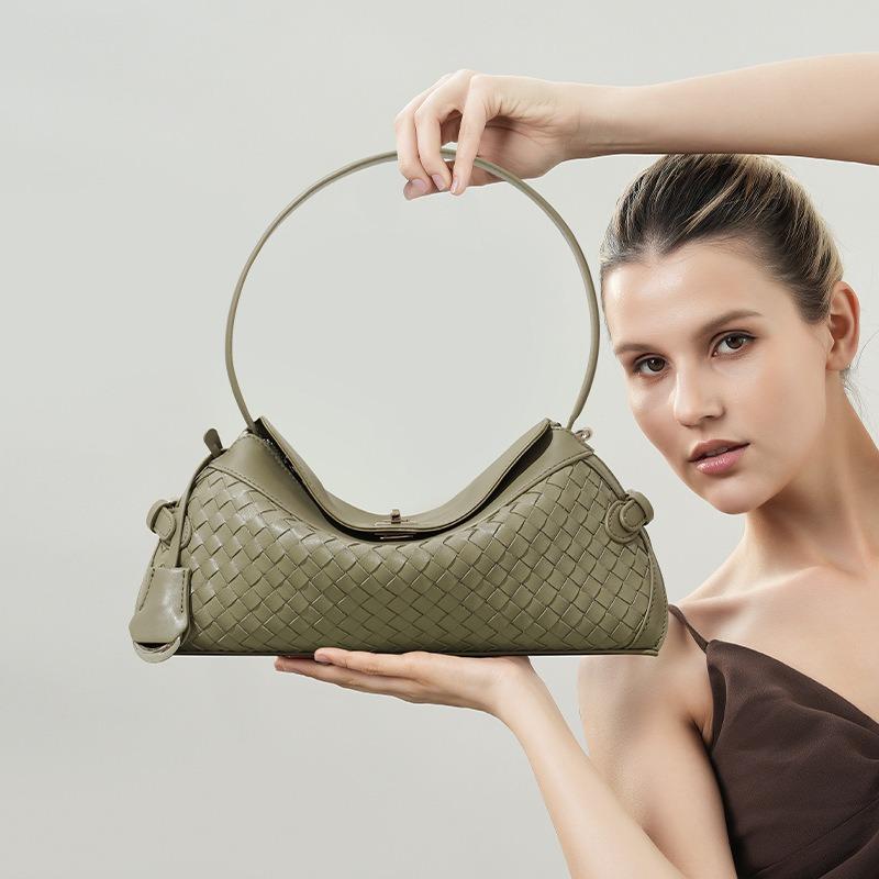 Bag women's hot-selling new retro high-end woven bag first layer cowhide commuter women's shoulder pillow bag