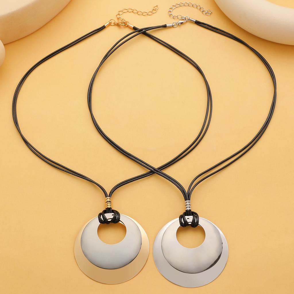 Hohle Metall Runde Doppelring Anhänger Halskette Damen Vielseitige Herbst- und Winter Lange Halskette