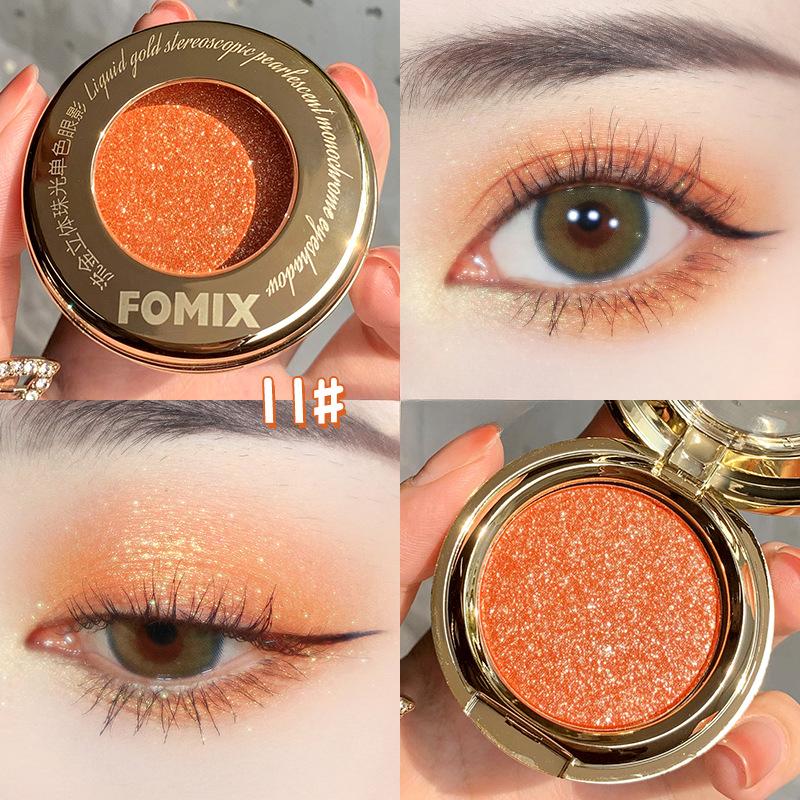 Dreidimensionale, perlmuttartige Lidschattenpalette in Einzelfarbe in flüssigem Gold, schimmerndes Make-up in Kartoffelpüree-Optik