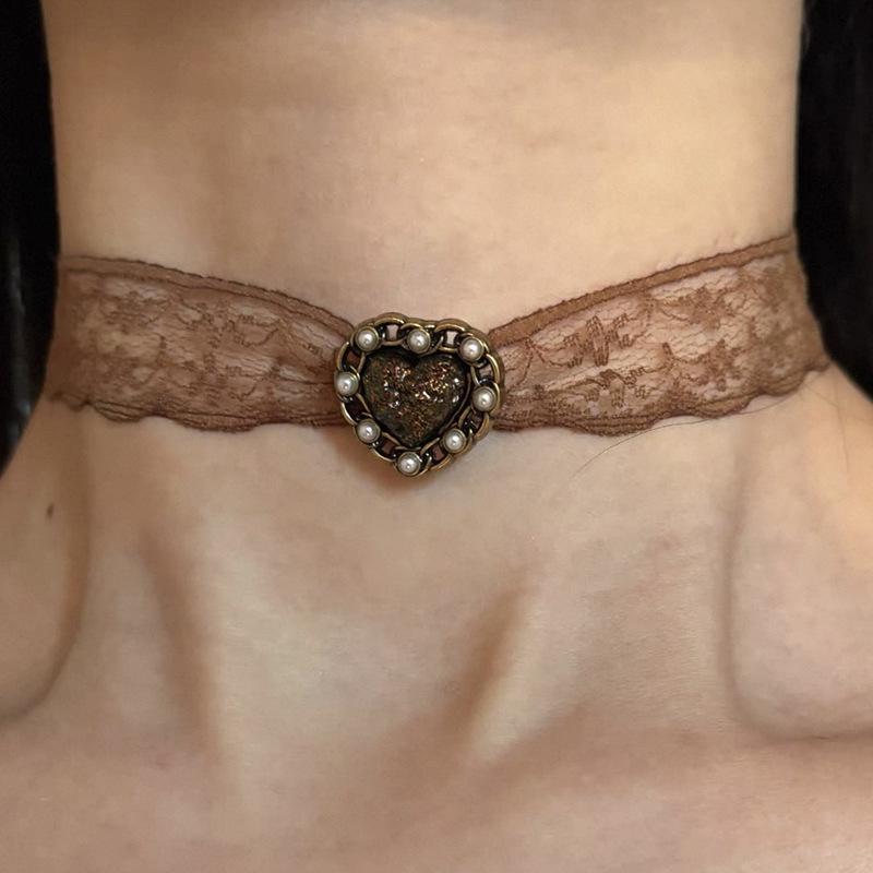 Coffee Lace Vintage Resin Heart Necklace – Elegant Choker with Versatile Fashionable Style