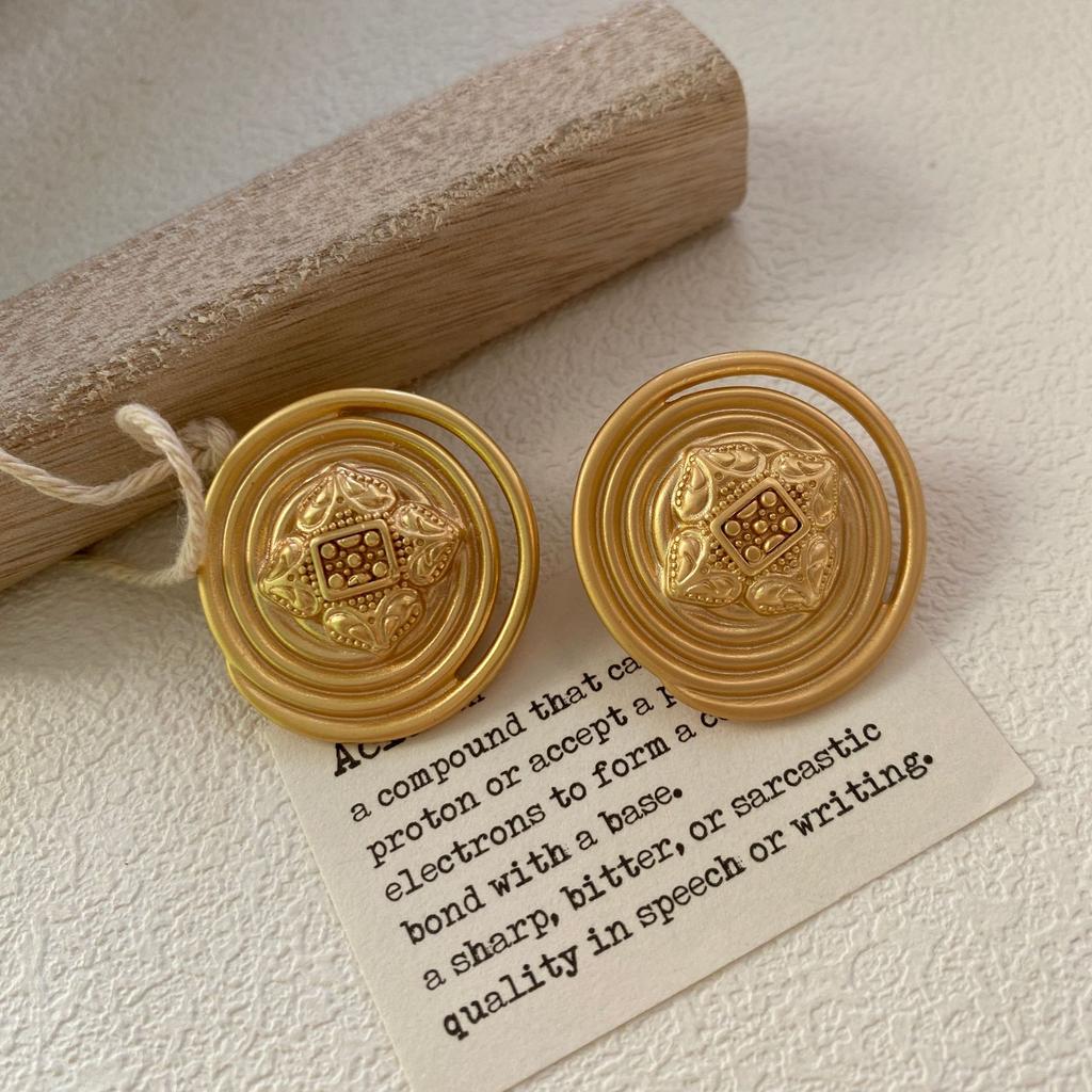 Hong Kong Style Retro Metal Button Stud Earrings, High-End Light Luxury Gold Design Totem Exaggerated Earrings