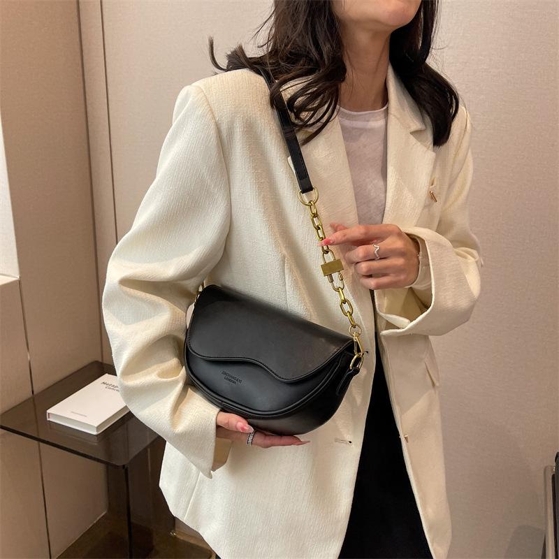 Korean Version of Fashion Small Bag Women's 2025 Autumn New Popular Retro Versatile Messenger Bag One Shoulder Underarm Saddle Bag