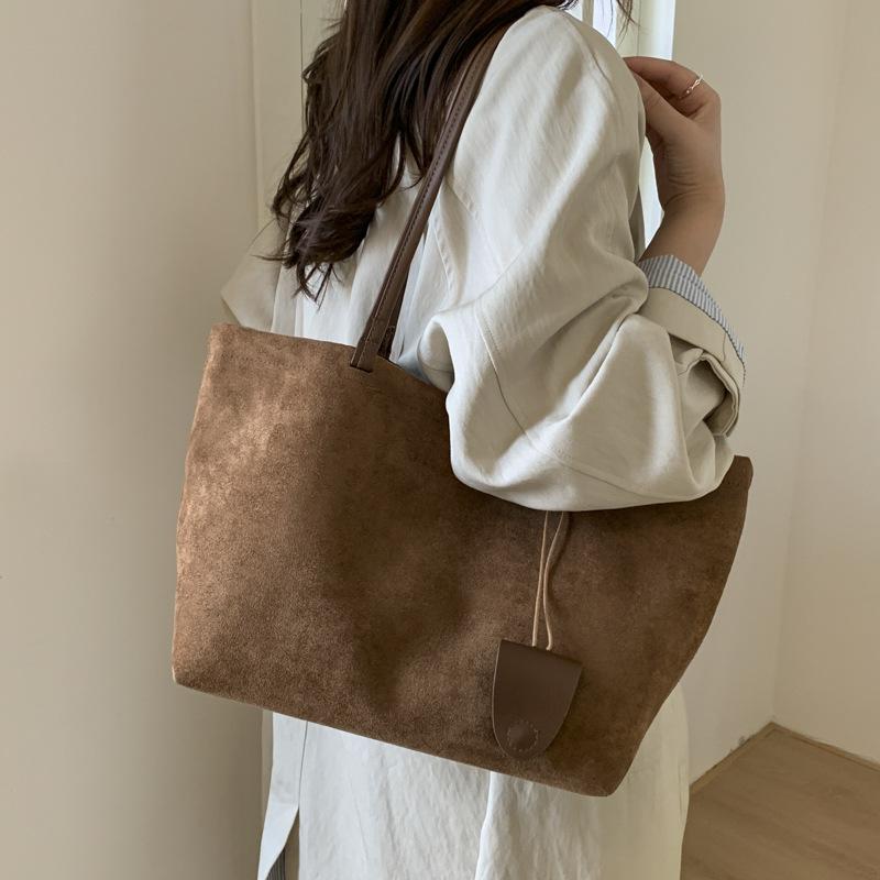 Tote bag women's large capacity 2025 new autumn and winter versatile casual matte retro shoulder underarm work commuter bag