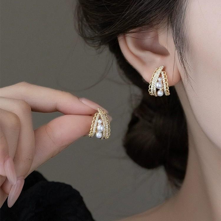 Real Gold Electroplating Temperament Diamond Stud Earrings Women'S French Retro Zircon Earrings Light Luxury Ear Jewelry