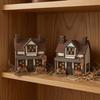 Kürbishaus Miniatur, Harz Herbsternte Dekoration mit handgeschnitzter Kacheltextur und Kürbisdetails, Retro Britisches Holzhaus für Halloween