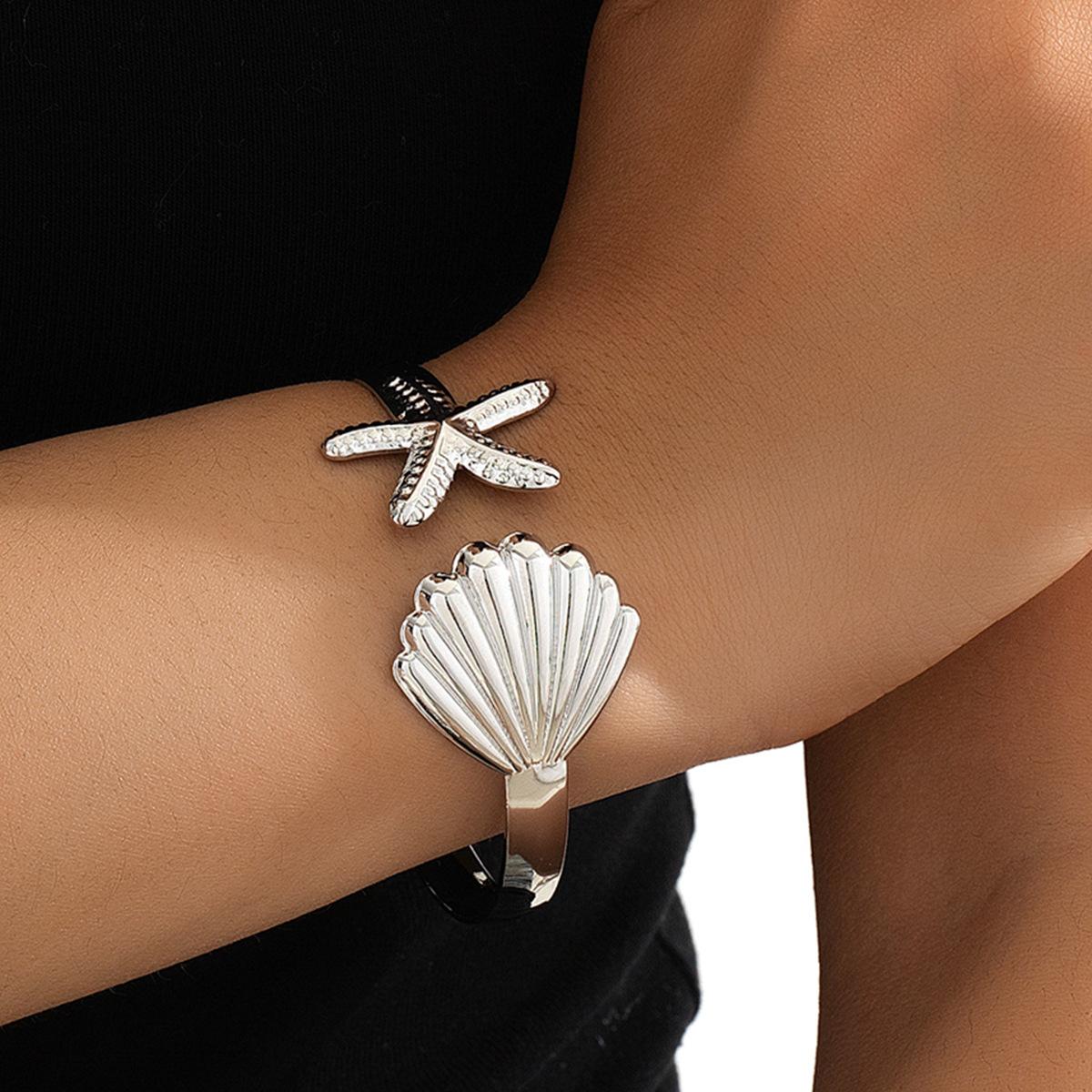 Exaggerated Hollow Heart-Shaped Opening Metal Arm Bangle for Women Ladies Vintage Dripping Oil Arm Bracelets Jewelry Accessories
