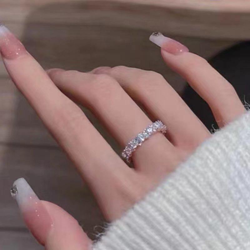 

Exquisite Diamond-studded Ring for Women, Exuding A Sophisticated and Fashionable Vibe, Featuring An Open Design for The Index Finger. Single layer