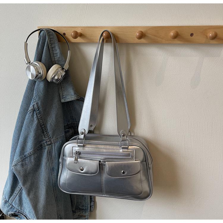 

2025 Korean shoulder bag, large-capacity soft leather, new multi-pocket design, lightweight hand-to-hand simple commuter tote срібний