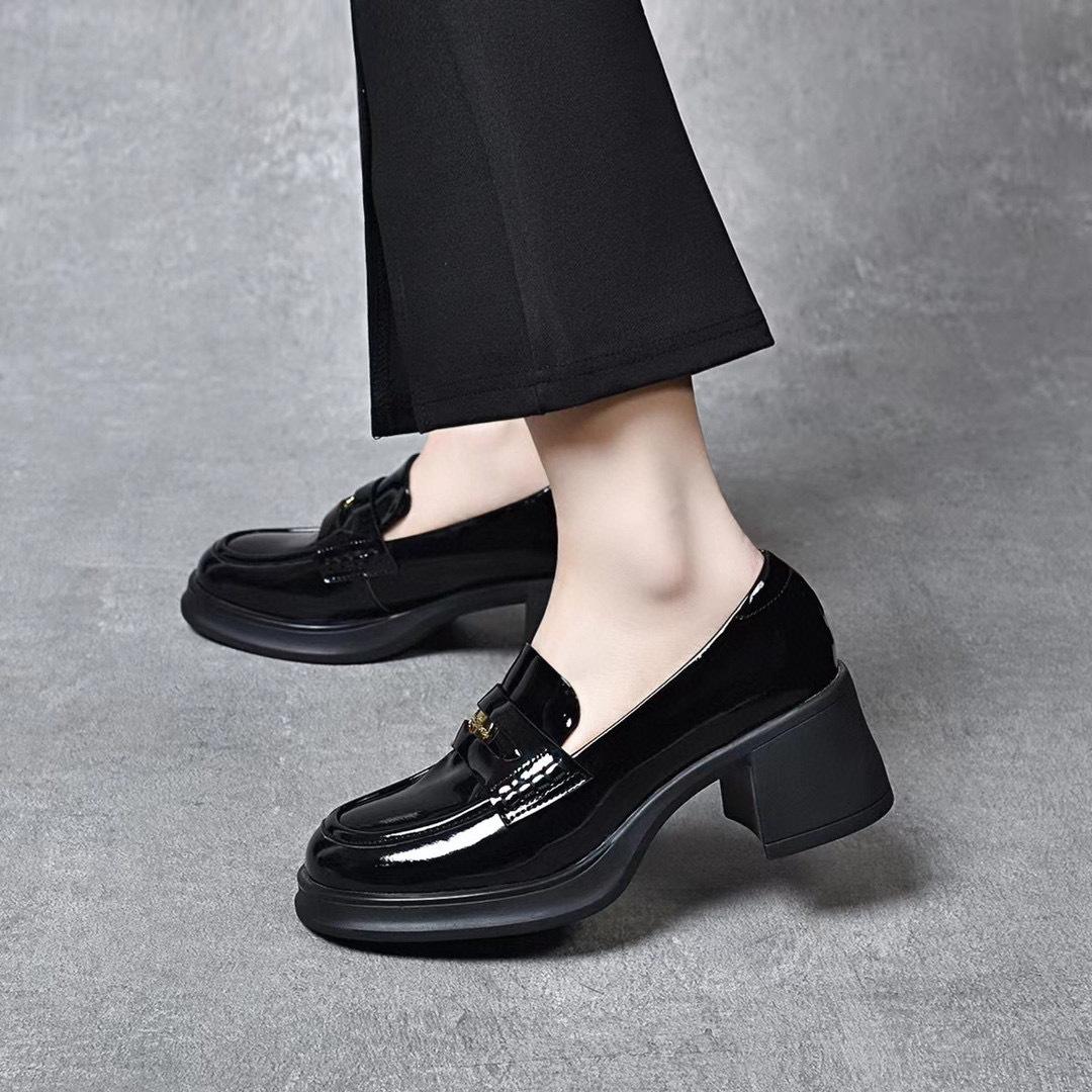Round head small leather shoes women s spring new pullover cow patent leather metal buckle thick heel single shoes 34 11266₽