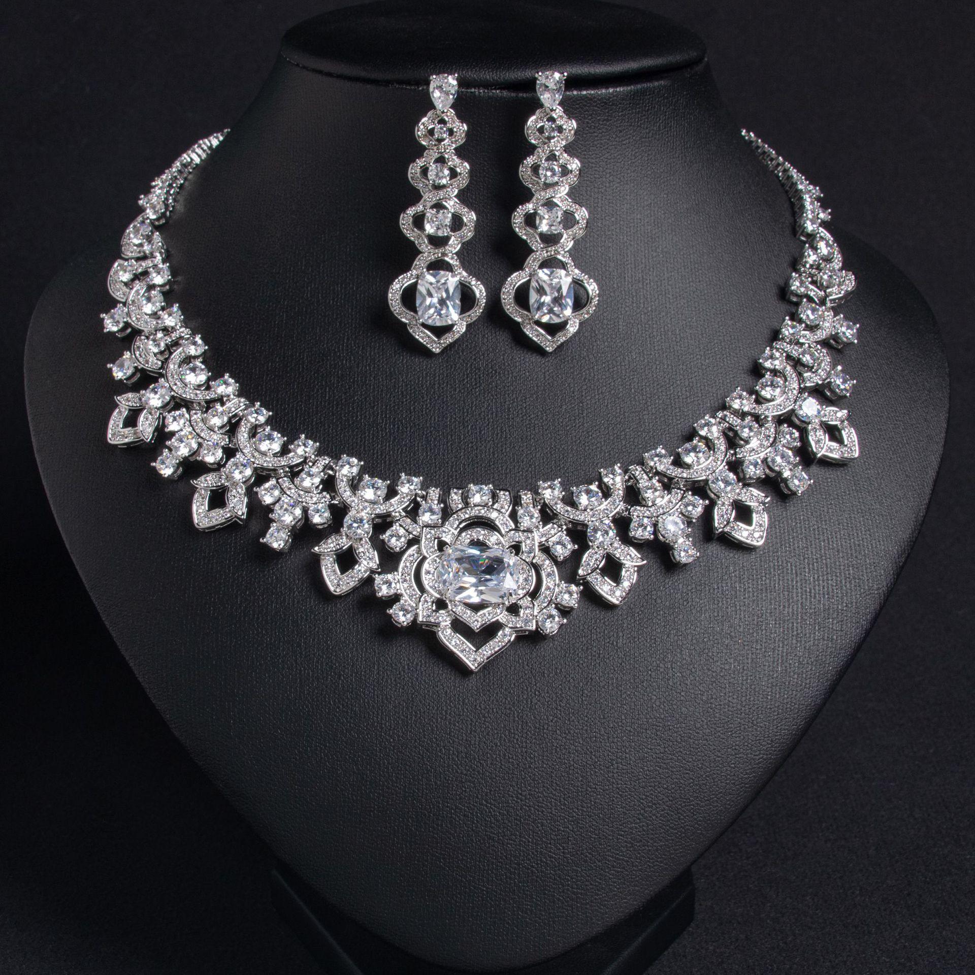 

Женский комплект украшений из ожерелья и серег с элегантным геометрическим кулоном в стиле легкой роскоши. Модный и универсальный нишевый дизайн.