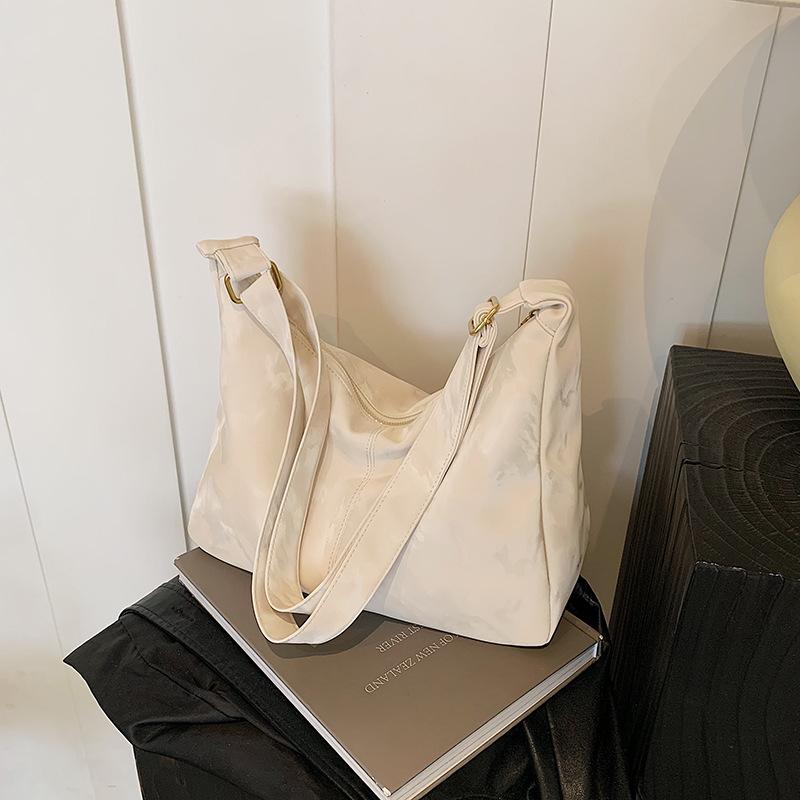 Fashion large-capacity bag women's 2025 autumn and winter new shoulder bag simple soft-sided commuter messenger pillow bag