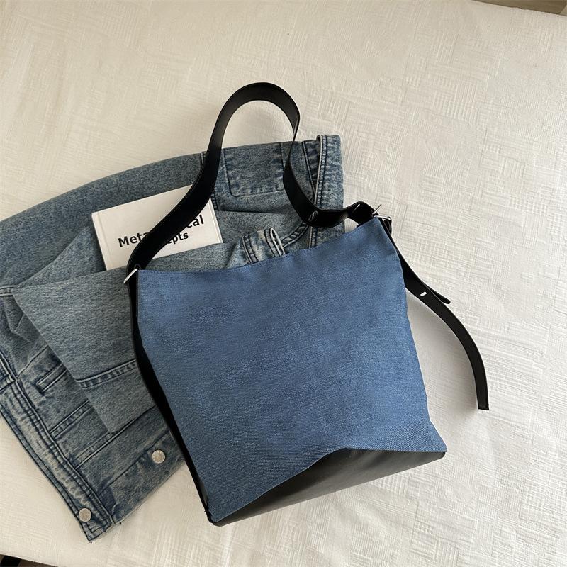 Light luxury exquisite chain, portable bucket bag, female niche design, foreign style, high value sense, pumping belt, shoulder messenger bag