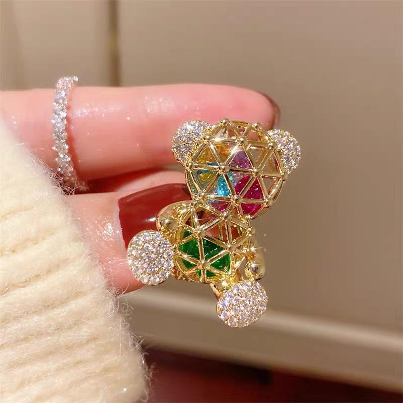 

Женская брошь в виде мультяшного медведя золотой