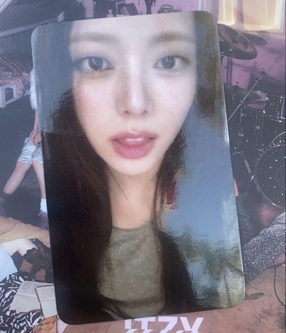 

[USED] ITZY Yuna GOLD Sanok Pre-recorded Second Week Limited Trading Card