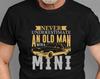 Unterschätze niemals einen alten Mann mit einem Kleinwagen T-Shirt, Vintage Retro Altes Mann Shirt Weihnachten Geburtstag Familiengeschenke Xmas Geschenk T-Shirts Oberteile