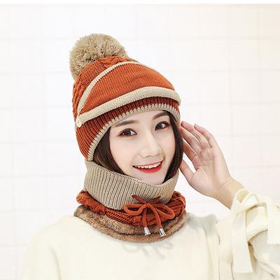 Winter Kaltwetterausrüstung: Nackenwärmer, Pelzmützen-Set und karamellfarbene Strickmaske