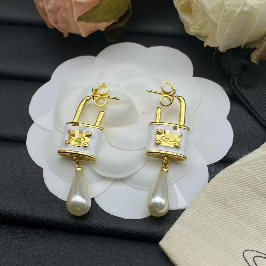 Westwood Silber Nadel Ohrstecker: Schickes Nischen-Design für einen raffinierten Look