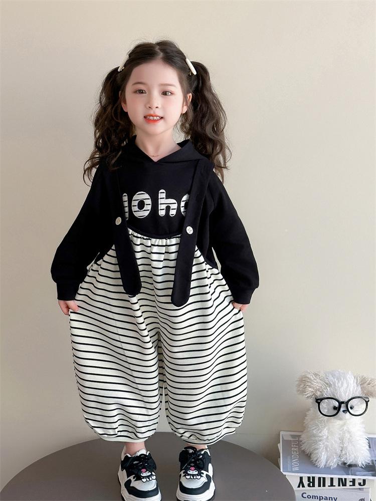 Autumn 2025 Striped Overalls & Sweatshirt Set for Girls – Fashionable Two-Piece Outfit for Spring and Autumn