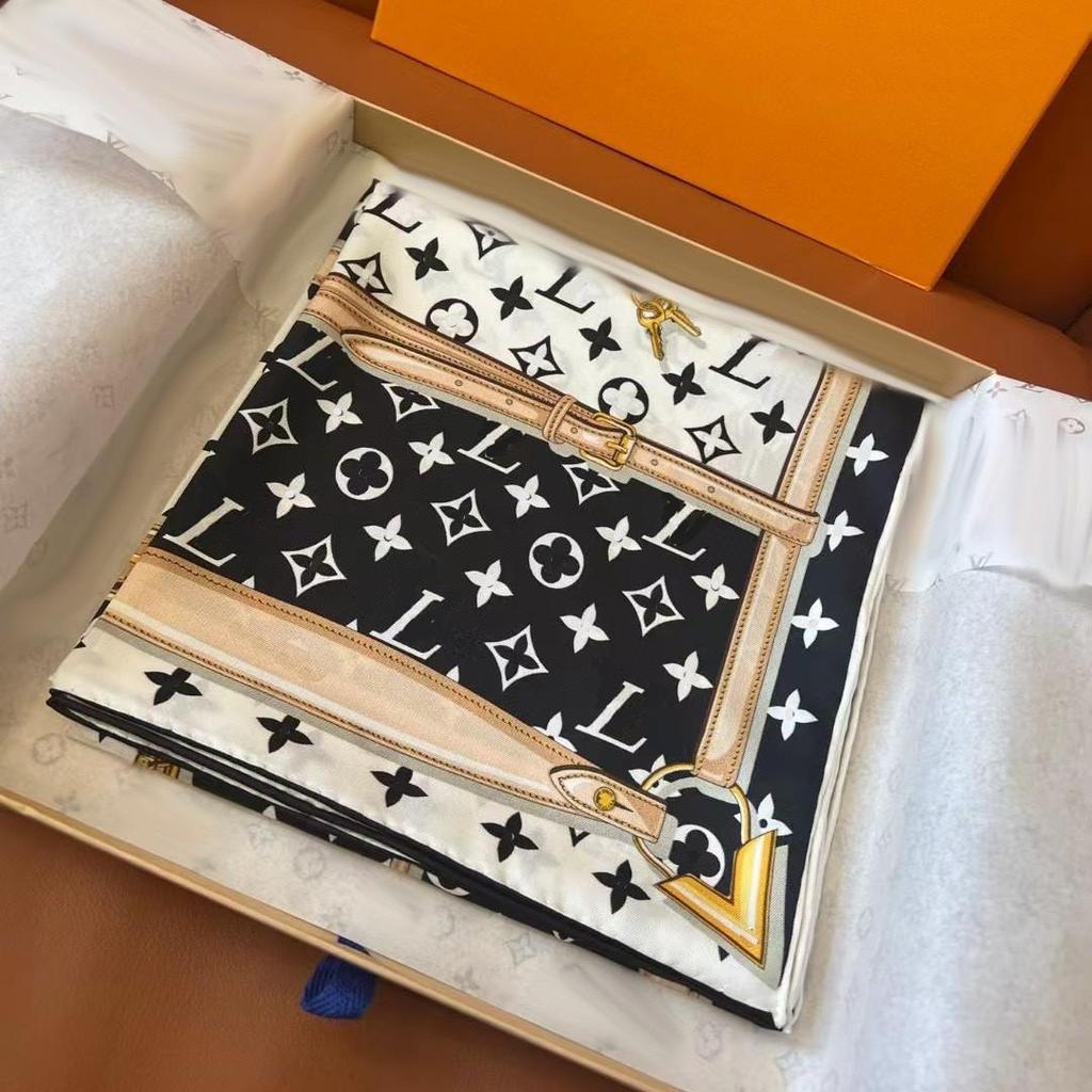 Ouyang Nana Inspiriertes Kirschblüten-Trägerloses Quadratisches Seidentuch - Zweifach verwendbarer Schal und Wickeltuch, Erhältlich in drei Farben