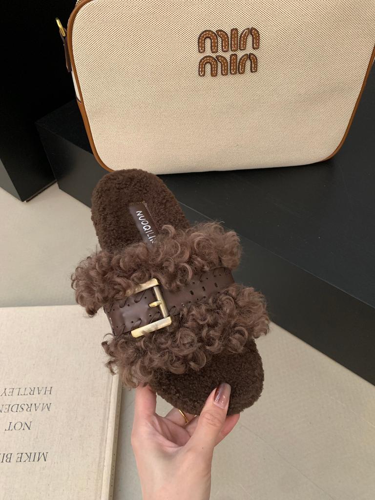 Thick-bottomed fluffy slippers women's autumn and winter outer wear 2025 new belt buckle curly hair cute outer wear one-word sandals