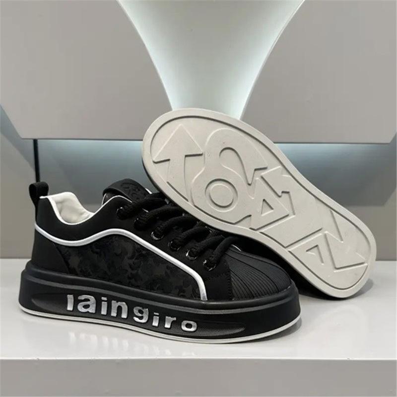 

Autumn new embroidery printing casual board shoes tide 43 is one size larger чорний