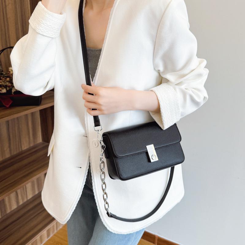 

European and American fashion exquisite small square bag women 2025 new niche design chain bag versatile shoulder messenger bag locomotive bag чёрный