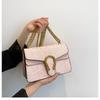 Vintage-Muster Schulter Mädchen Tasche Neue Schlange Unterarm frauen Tasche Mode Kette Umhängetasche frauen Tasche Metall Dekoration PU Material