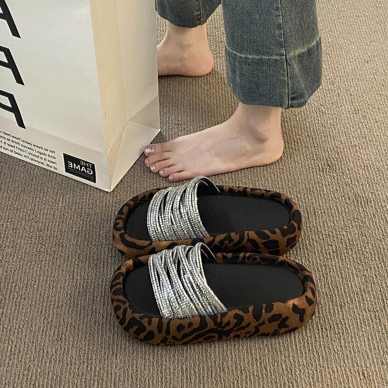 

Маффин толстая подошва увеличение высоты стразы крутые тапочки женские летние новые универсальные темперамент красивые пляжные однословные шлепки 39