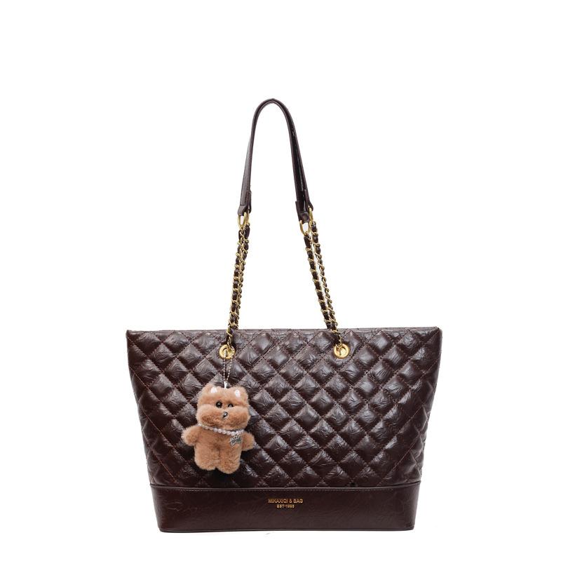 

2025 autumn and winter new diamond large-capacity tote bag women s trend versatile commuter shoulder bag chain underarm bag no pendant темно-коричневого