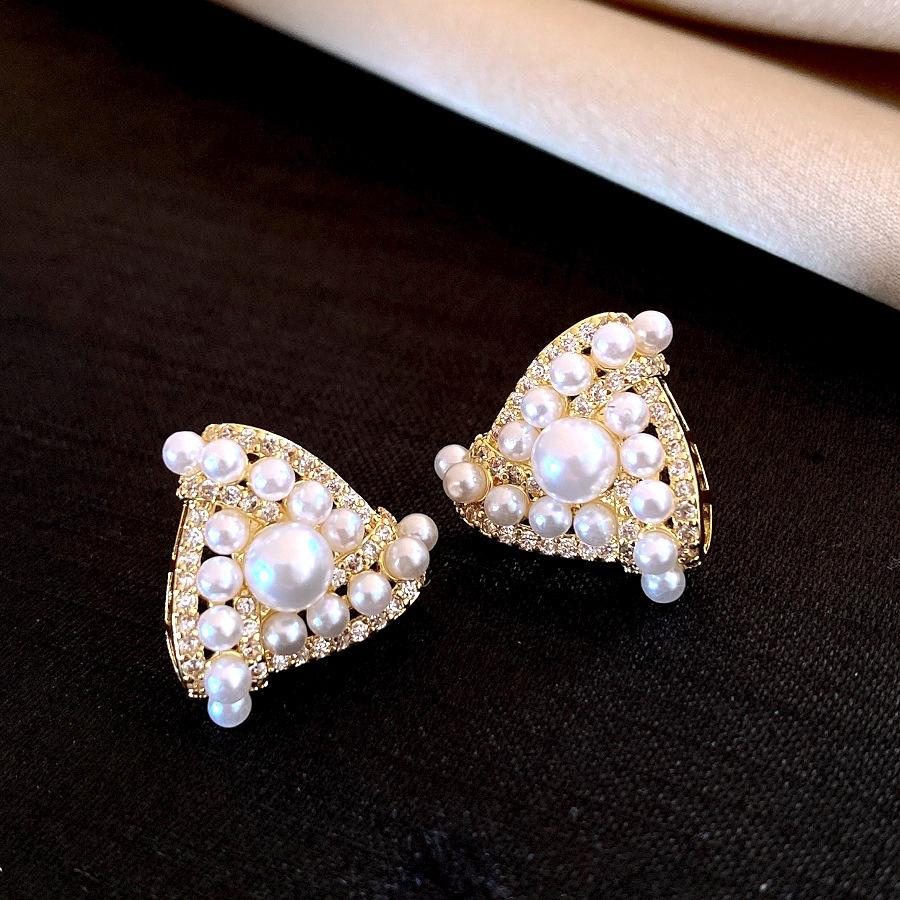 Korean temperament zircon triangle pearl earrings, stud earrings, exquisite and elegant earrings.