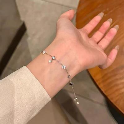 Kvinnearmbånd med firkløver - Japansk & Koreansk Mote, Diamantbesatt, Justerbar Perletrekk, Lett Luksusstil.