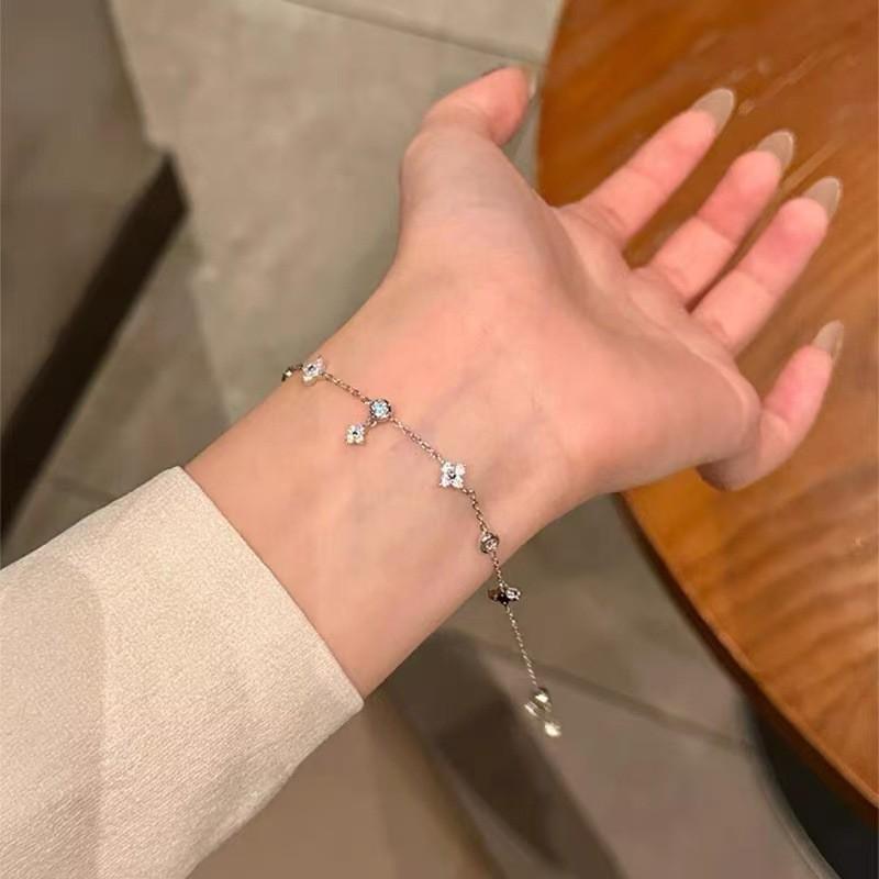Women's Four-Leaf Clover Bracelet - Japanese & Korean Fashion, Diamond-Studded, Adjustable Bead Drawstring, Light Luxury Style.