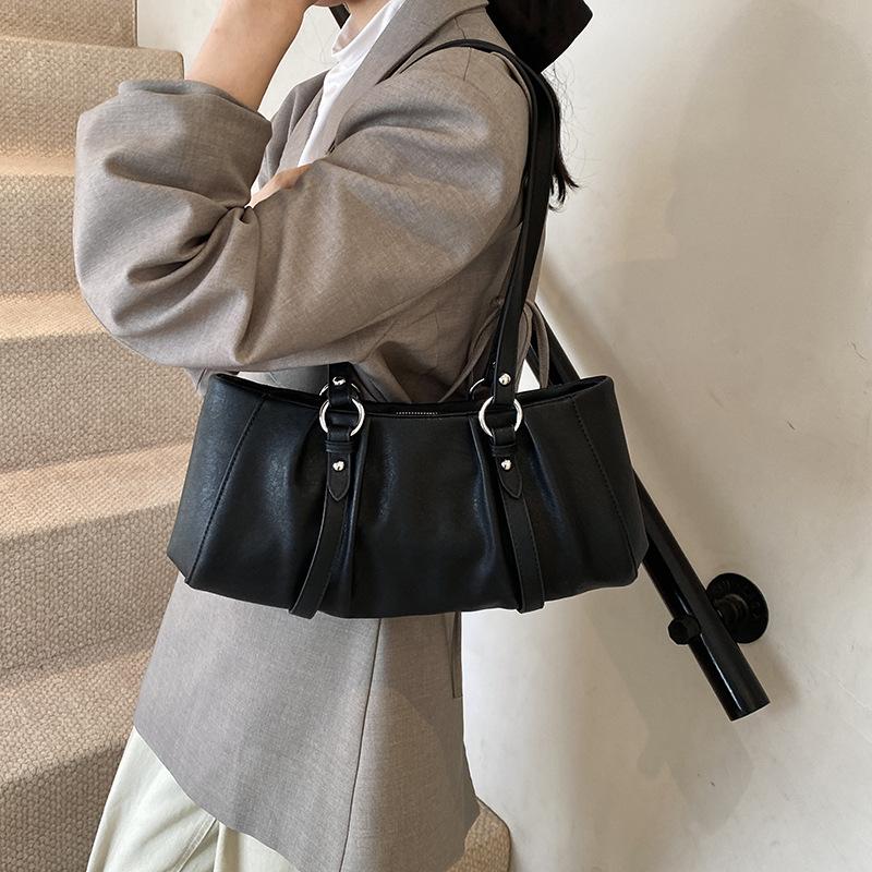 

Large capacity bag women s autumn and winter 2025 new retro niche messenger bag pleated shoulder work commuter bag 37*7*18 чёрный