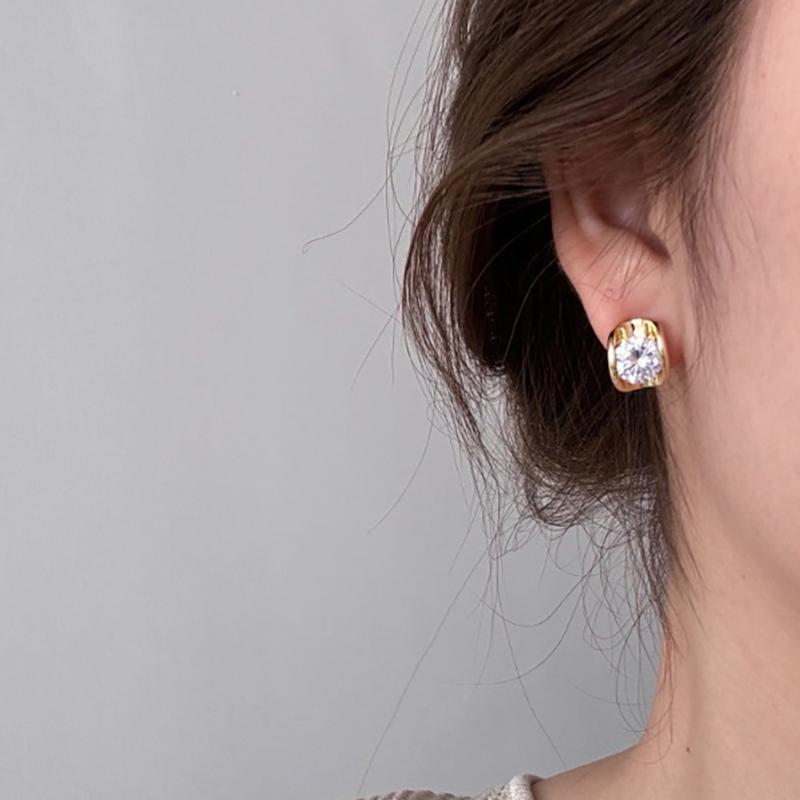 Boucles d'oreilles clous ovales en zircon brillant pour femmes Mode Couleur Or Boucles d'oreilles géométriques en métal Luxe léger Accessoires de joaillerie populaires