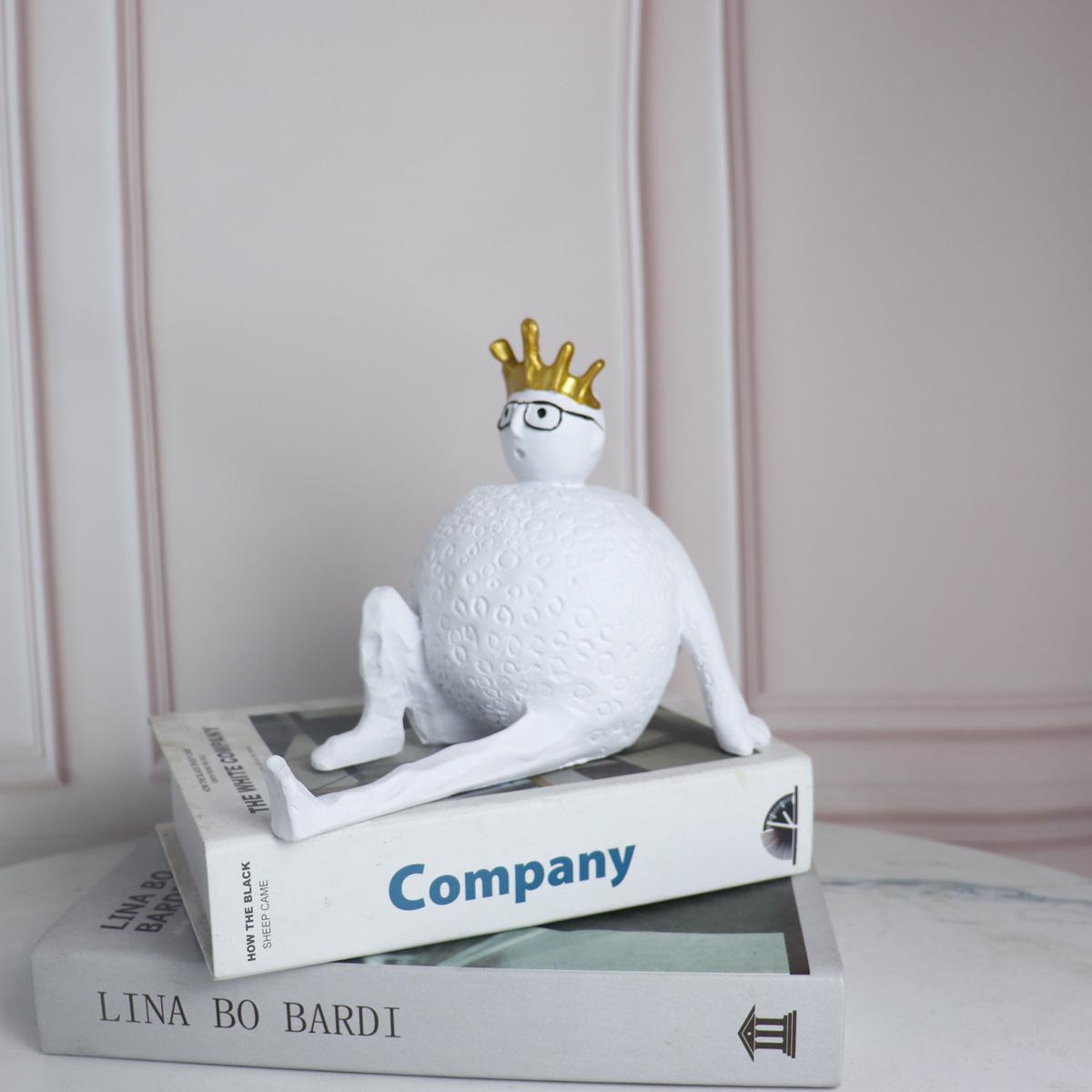 

Modern Minimalist Resin Sculpture for Home Decor: Small Luxurious Figure Ornament